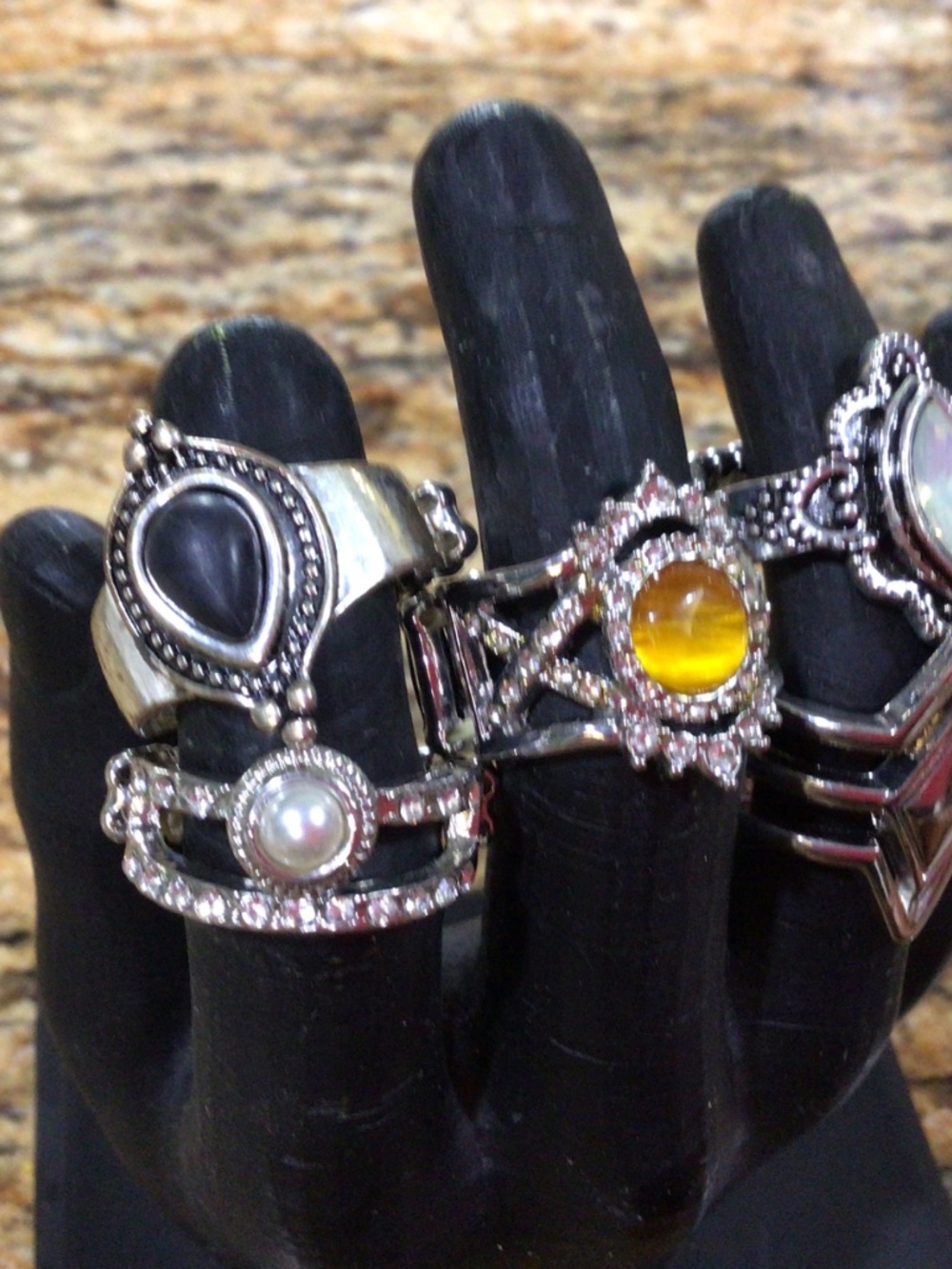 Lot of 14 great looking stretchy band rings. All in excellent shape - Picture 9 of 9